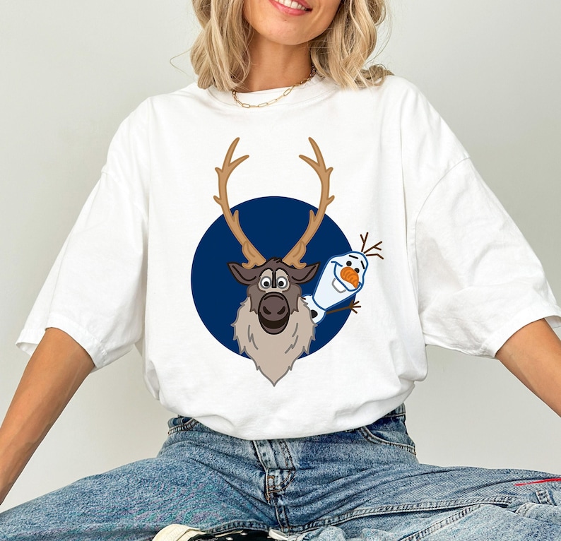 Disney Frozen 2 Olaf und Sven T-Shirt, Disney Olaf Sven Portrait Shirt, Disneyland Passendes Familienfest Geschenk 2026, Disney Weihnachts-T-Shirt Bild 3