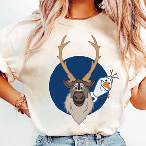 Disney Frozen 2 Olaf und Sven T-Shirt, Disney Olaf Sven Portrait Shirt, Disneyland Passendes Familienfest Geschenk 2026, Disney Weihnachts-T-Shirt Bild 1