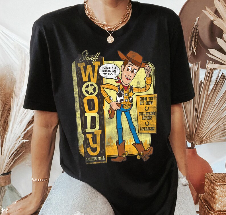 Camiseta de muñeco parlante del Sheriff Woody de Toy Story de Disney Pixar, camiseta de conjuntos familiares a juego para el viaje a Disneyland, camiseta de Magic Kingdom de Walt Disney World imagen 3