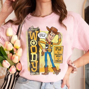 Camiseta de muñeco parlante del Sheriff Woody de Toy Story de Disney Pixar, camiseta de conjuntos familiares a juego para el viaje a Disneyland, camiseta de Magic Kingdom de Walt Disney World imagen 2