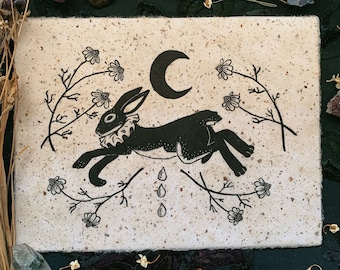 Kamille und Honig Kaninchen handgemachter Druck | Kaninchen Linoldruck | Witchy Einzigartiges Geschenk | Ostara Kunstdruck 22x30