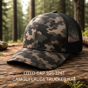 Puede incluir: Una gorra tipo camionero Otto Cap 105-1247 con un patrón de camuflaje en tonos verde oscuro, marrón y negro en los paneles frontales y la visera, complementada con una malla trasera negra y un botón en la parte superior de la corona.