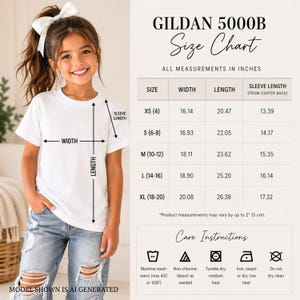 以下が含まれることがあります： Gildan 5000Bのサイズチャート。白いTシャツに幅、丈、袖丈の測定矢印が示されています。チャートにはXSからXLまでのサイズがインチで記載されており、洗濯、漂白、乾燥、アイロンがけのケア手順とアイコンが含まれています。
