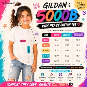 Może przedstawiać: Dziewczyna w białej koszulce Gildan 5000B Kids Heavy Cotton Tee. Obraz zawiera tabelę rozmiarów z wymiarami w calach, instrukcje pielęgnacji i tekst "Comfort They Love. Quality You Trust."