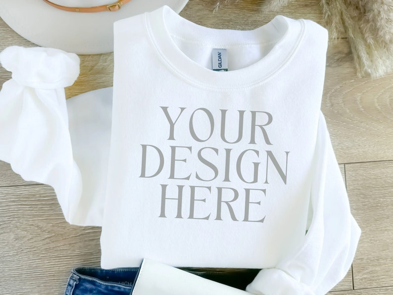 Puede incluir: Sudadera blanca con el texto "YOUR DESIGN HERE" impreso en la parte delantera.