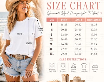 Könnte beinhalten: Weißes Comfort Colors 1717, stückgefärbtes Heavyweight-T-Shirt mit Größentabelle. Die Tabelle zeigt Maße für Breite, Länge und Ärmellänge in cm. Pflegehinweise sind ebenfalls enthalten. Das Model trägt einen Cowboyhut und Jeansshorts.