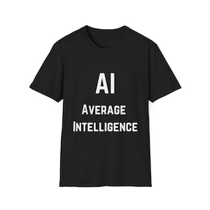 Puede incluir: Camiseta negra con el texto blanco "AI AVERAGE INTELLIGENCE". La camiseta tiene cuello redondo y mangas cortas. El texto está centrado en la parte delantera de la camiseta.