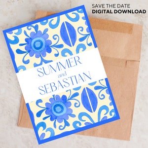 Puede incluir: Una tarjeta de guardar la fecha con un patrón floral azul y blanco. El texto "SUMMER and SEBASTIAN" está impreso en la tarjeta.