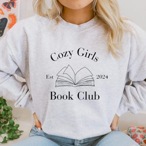 居心地の良い女の子の読書クラブ スウェットシャツ | 本っぽいスウェットシャツ | かわいい本のスウェットシャツ | 熱心な読書家へのかわいいギフト