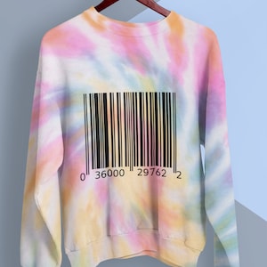 Może przedstawiać: Bluza w stylu tie-dye z czarnym kodem kreskowym nadrukowanym z przodu. Kod kreskowy zawiera napis "0 36000 29762 2".