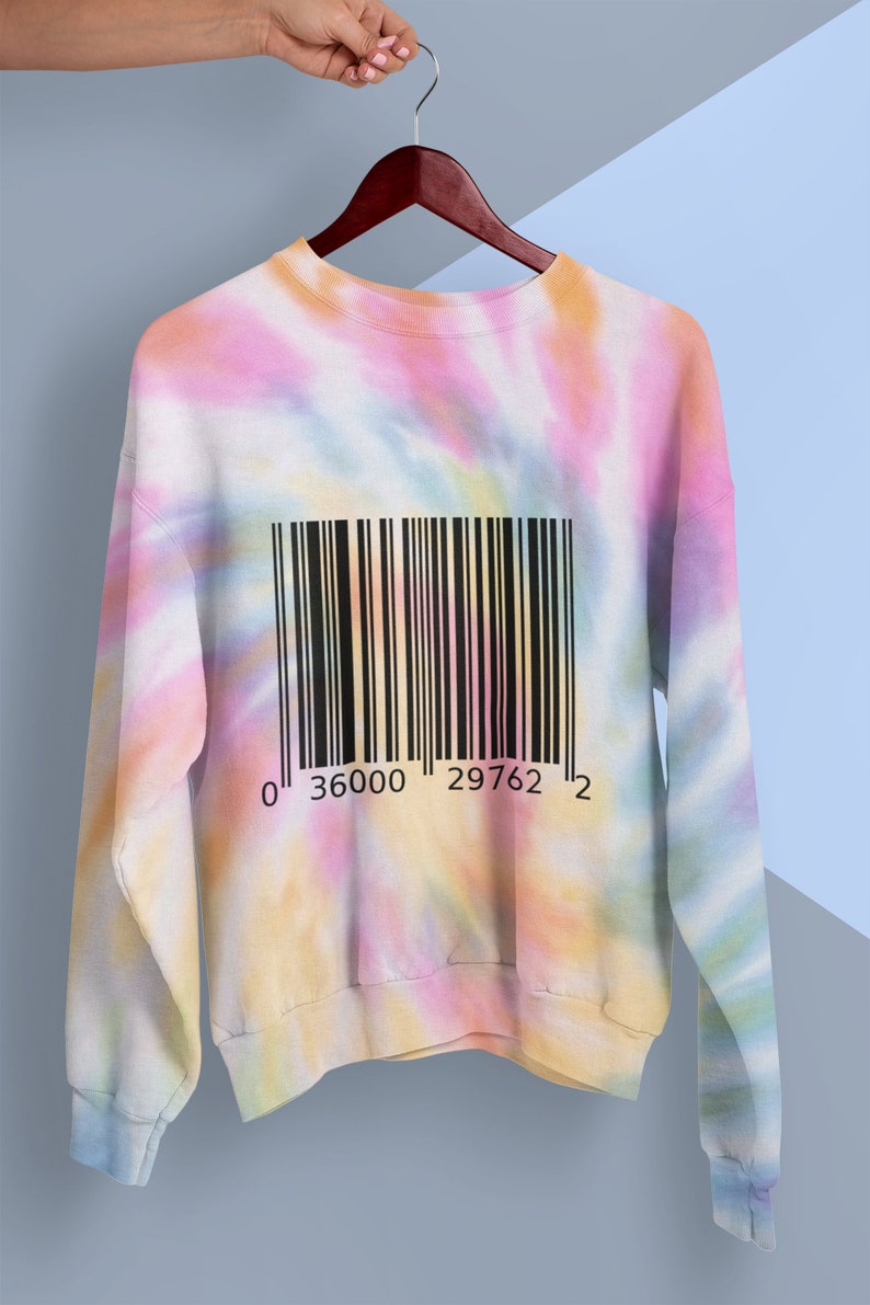 Może przedstawiać: Bluza w stylu tie-dye z czarnym kodem kreskowym nadrukowanym z przodu. Kod kreskowy zawiera napis "0 36000 29762 2".