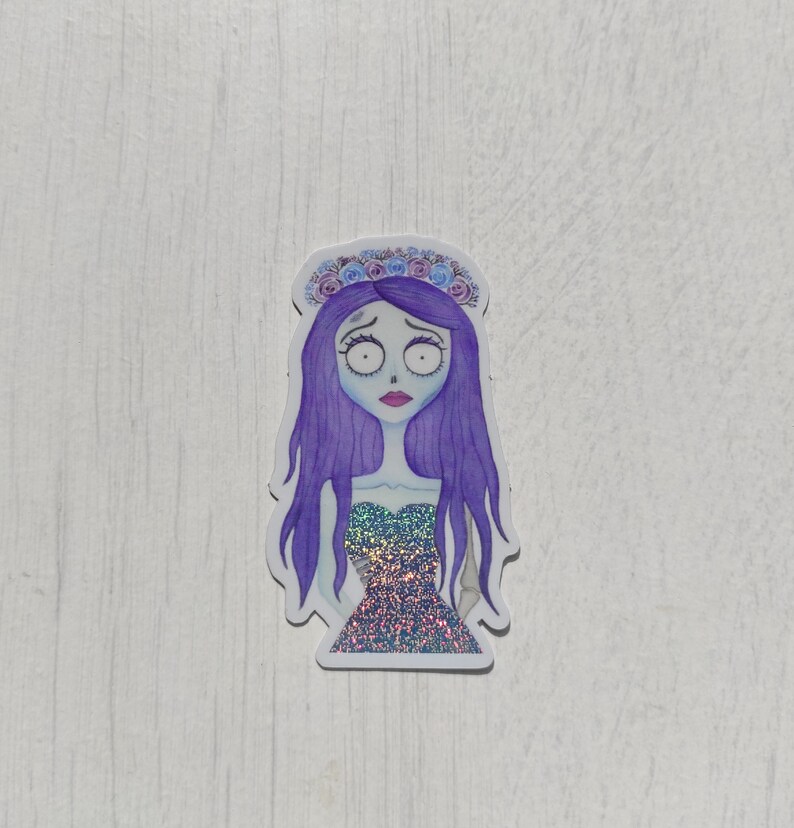 K&ouml;nnte beinhalten: Ein Aufkleber mit einer Cartoon-Illustration eines M&auml;dchens mit lila Haaren, das eine Blumenkrone und ein glitzerndes Kleid tr&auml;gt. Das M&auml;dchen hat einen traurigen Gesichtsausdruck.