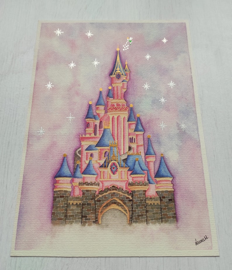 Op de afbeelding: Een aquarel schilderij van een roze kasteel met blauwe torens en een gouden torenspits. Het kasteel staat tegen een paarse en roze lucht met witte sterren. Het schilderij is gesigneerd "Sawyer H."
