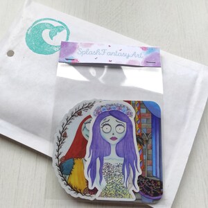 K&ouml;nnte beinhalten: Drei Aufkleber mit Figuren aus Nightmare Before Christmas. Die Aufkleber befinden sich in einem durchsichtigen Plastikbeutel mit einem Etikett, auf dem "Splash Fantasy Art" steht. Die Aufkleber zeigen Sally, Jack Skellington und eine Szene aus dem Film.