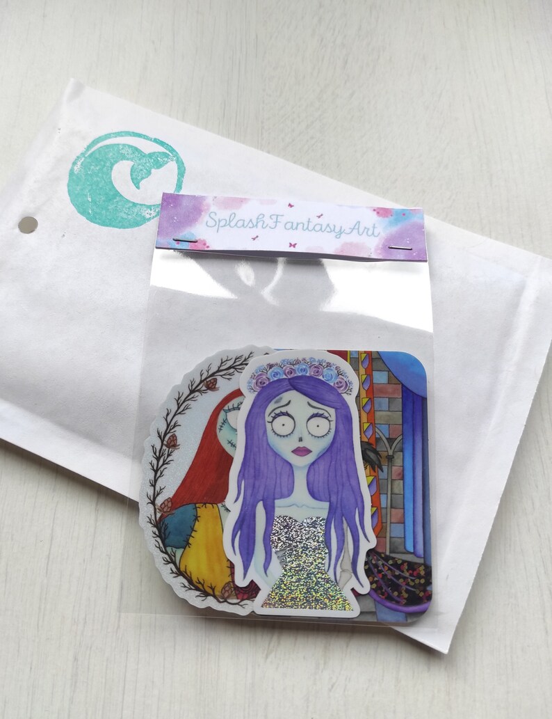 K&ouml;nnte beinhalten: Drei Aufkleber mit Figuren aus Nightmare Before Christmas. Die Aufkleber befinden sich in einem durchsichtigen Plastikbeutel mit einem Etikett, auf dem "Splash Fantasy Art" steht. Die Aufkleber zeigen Sally, Jack Skellington und eine Szene aus dem Film.