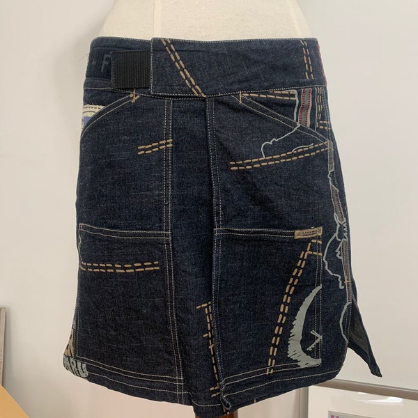 Falda vaquera de Marithe Francois Girbaud con graffiti y lazos. Cierre de pareo de los años 90. ¡¡Auténtico!!