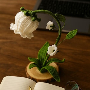 Lámpara de flor de lirio de los valles tejida a crochet, lámpara de mesa floreciente hecha a mano, regalo de decoración botánica para mamá, iluminación suave inspirada en la naturaleza
