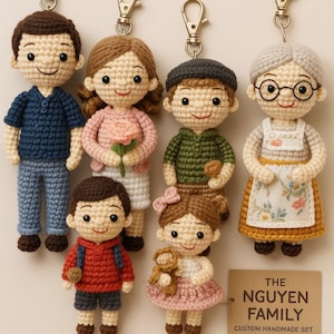 Puede incluir: Un conjunto de llaveros familiares hechos a mano con ganchillo. Cada llavero representa a un miembro de la familia, incluyendo padre, madre, hijos y abuela. Los llaveros son de varios colores y atuendos, con una etiqueta que dice "THE NGUYEN FAMILY CUSTOM HANDMADE SET."
