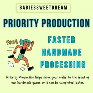 Op de afbeelding: Illustratie met de tekst "BABIES SWEET DREAM" en "PRIORITY PRODUCTION". Een cartoonfiguur rent naar links met het woord "fast" ernaast. De tekst "FASTER HANDMADE PROCESSING" is blauw.