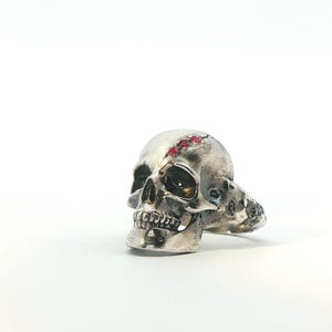 Bague unisexe artisanale en argent en forme de crâne avec rubis naturel certifié