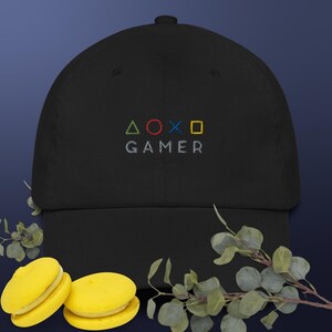 以下が含まれることがあります： PlayStationコントローラーのシンボルと「GAMER」という文字が白で刺繍された黒い野球帽