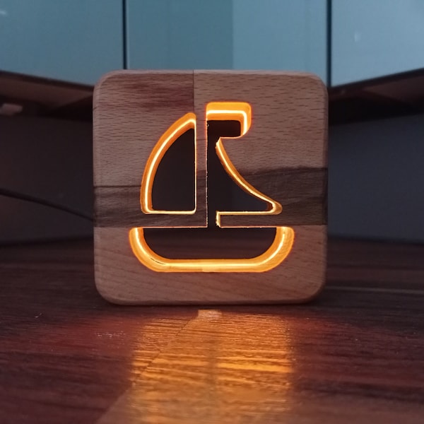 Zeilboot decoratief houten LED-nachtlampje / tafellamp, gemaakt van hout (beuken), zeilboot, LED-nachtlampje, 9,5 cm, USB-C