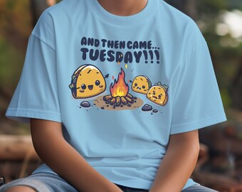 タコが火曜日のキャンプファイヤーで怖い話を語る面白いグラフィックTシャツ