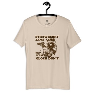 T-shirt Humour Raccoon – “Strawberry Jams But My Don’t” – Unisexe 100% Coton