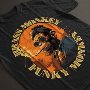 Może przedstawiać: Czarny T-shirt z grafiką przedstawiającą małpę w okularach przeciwsłonecznych i palącą papierosa. Grafika jest otoczona k&oacute;łkiem z tekstem "Brass Monkey Funky Monkey".
