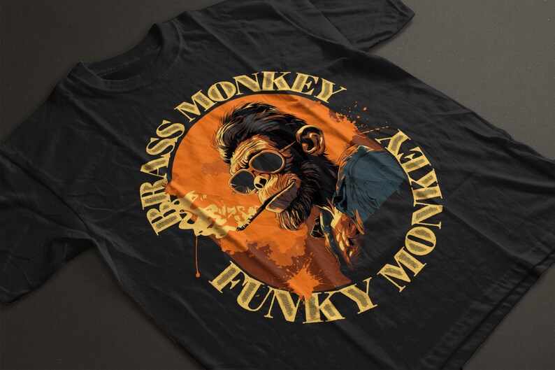 Może przedstawiać: Czarny T-shirt z grafiką przedstawiającą małpę w okularach przeciwsłonecznych i palącą papierosa. Grafika jest otoczona k&oacute;łkiem z tekstem "Brass Monkey Funky Monkey".