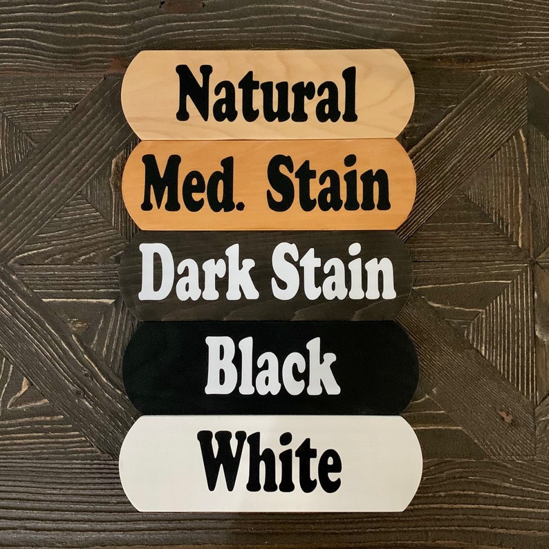 Peut inclure: Cinq panneaux en bois avec diff&eacute;rentes couleurs de teinture. Les panneaux indiquent "Naturel", "Teinture moyenne", "Teinture fonc&eacute;e", "Noir" et "Blanc".