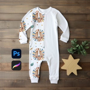 Op de afbeelding: Witte baby romper met lange mouwen en een ritssluiting aan de voorkant. De romper heeft een herhalend patroon van leeuwenkoppen met kleurrijke geometrische ontwerpen.