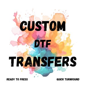 Puede incluir: Gráfico colorido con las palabras "CUSTOM DTF TRANSFERS" en negrita negra. El fondo presenta un salpicado de acuarela en tonos rosa, naranja, azul y amarillo. También se muestran las palabras "READY TO PRESS" y "QUICK TURNAROUND".