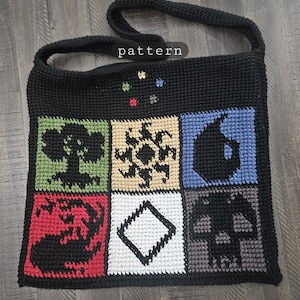 Könnte beinhalten: Schwarze Häkeltasche mit quadratischem Design mit verschiedenen bunten geometrischen Formen und Symbolen. Das Wort "pattern" ist oben auf der Tasche zu sehen. Die Tasche hat einen langen Riemen zum Tragen.