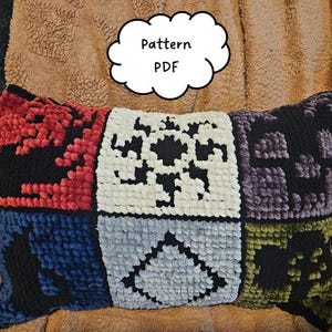 以下が含まれることがあります： パッチワークデザインの長方形のマルチカラー枕。枕には赤、青、白、グレー、紫、緑の正方形があり、それぞれ異なるパターンがあります。「Pattern PDF」というテキストが白い吹き出しの中にあります。