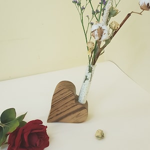 Herzvase aus massivem Zebranoholz