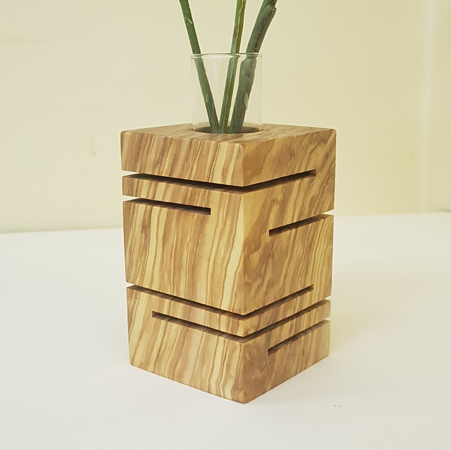 Vaso in legno massello di ulivo