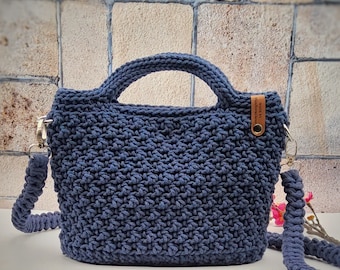 Crocheted leather-bottomed bag with handles, shoulder strap and magnetic snap | Crocheted shoulder bag