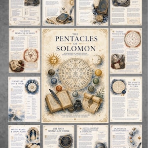 Puede incluir: Una colección de páginas informativas tituladas The Pentacles of Solomon, con ilustraciones de sellos planetarios, sigilos y textos antiguos. La página central muestra un gran hexagrama, un sol, una luna, un libro abierto y un tintero con una pluma.