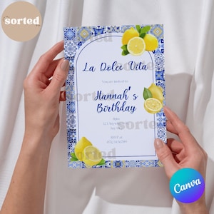 Könnte beinhalten: Eine blaue und weiße Einladungskarte mit Zitronen-Motiv. Die Karte trägt den Text "La Dolce Vita" und "Hannahs Geburtstag".