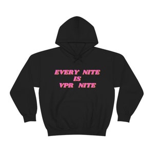 Könnte beinhalten: Schwarzer Kapuzenpullover mit dem Text "EVERY NITE IS VPR NITE" in rosa und orangefarbenen Buchstaben.