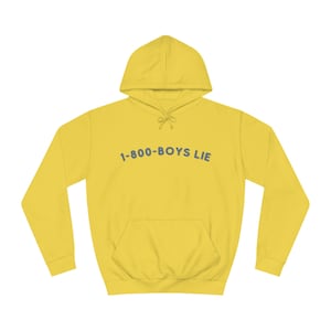 Könnte beinhalten: Ein gelber Hoodie mit einem grauen Aufdruck, der "1-800-BOYS LIE" lautet.