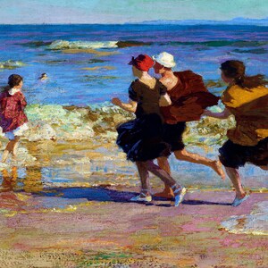 Puede incluir: Pintura impresionista de una escena de playa. Cuatro figuras, vestidas con faldas oscuras y tops coloridos, corren por la orilla. Las olas del océano son visibles en el fondo, con una persona nadando a lo lejos. La obra de arte utiliza una paleta de colores vibrantes.