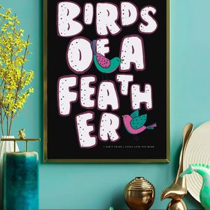 Stampa artistica "Birds of a Feather" / Stampa con testo ispirato a Billie Eilish / Poster illustrato con sfondo nero / Citazione "Love You More" da parete