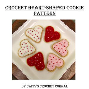 Puede incluir: Un patrón de ganchillo para galletas en forma de corazón, blancas, rojas y rosas. Las galletas, con bordes beige y decoraciones de puntos de colores, están dispuestas sobre un plato blanco con bordes festoneados. El texto en la parte superior dice "CROCHET HEART-SHAPED COOKIE PATTERN".