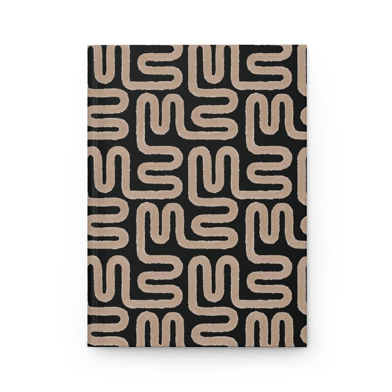 Puede incluir: Un cuaderno de tapa dura cerrado con un fondo negro y un patr&oacute;n repetitivo de formas abstractas beige. El cuaderno tiene un dise&ntilde;o moderno, adecuado para escribir o dibujar.