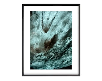 以下が含まれることがあります： 青、緑、茶色の渦巻く抽象画。絵は、ざらざらとした、ほとんど水のような外観をしています。