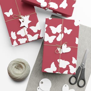 Carta da regalo con farfalle in bianco e rosa, confezioni eleganti per tutte le occasioni: compleanni, feste, baby shower e matrimoni.