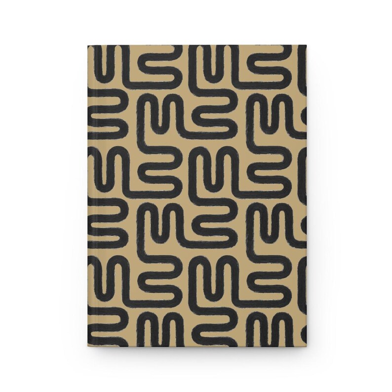 Puede incluir: Un cuaderno rectangular con una cubierta beige que presenta un patr&oacute;n repetitivo de formas abstractas gruesas y negras. Las formas se asemejan a la letra "L" y est&aacute;n dispuestas en un dise&ntilde;o de cuadr&iacute;cula. El cuaderno est&aacute; cerrado.