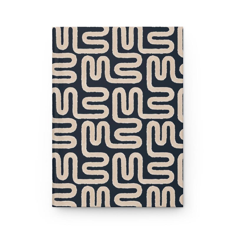 Puede incluir: Un cuaderno de tapa dura con un patr&oacute;n repetitivo de formas abstractas beige sobre un fondo azul marino. El dise&ntilde;o cubre toda la parte delantera del cuaderno, creando una est&eacute;tica cohesiva y visualmente atractiva.